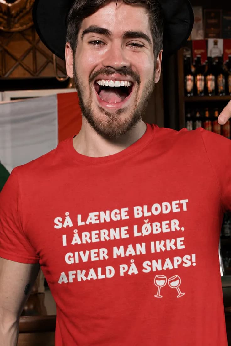 Sjov t-shirt Snaps i blodet – SÅ LÆNGE BLODET