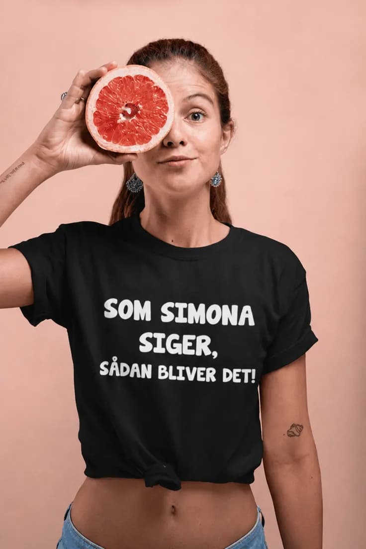 Sjov t-shirt Som du siger med navn | SOM SIMONA