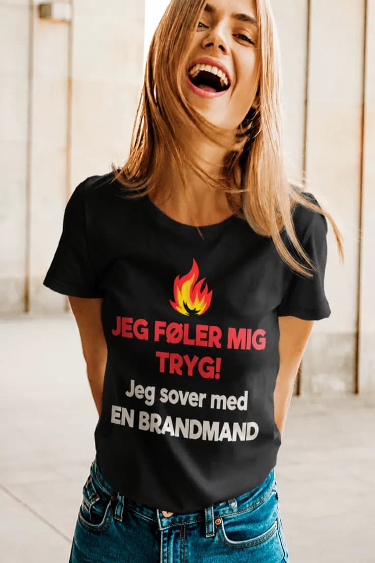 Sjov t-shirt sover med brandmand - JEG FØLER MIG