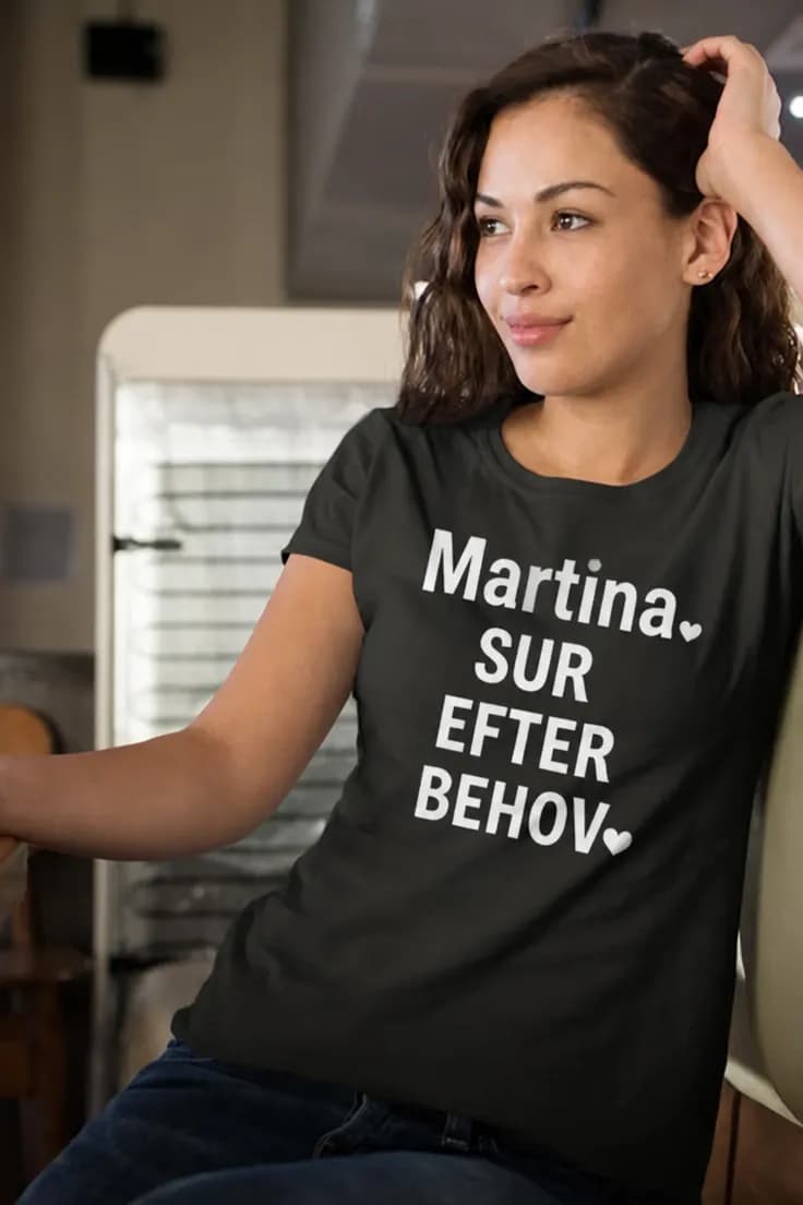 Sjov t-shirt Sur efter behov med navn Martina