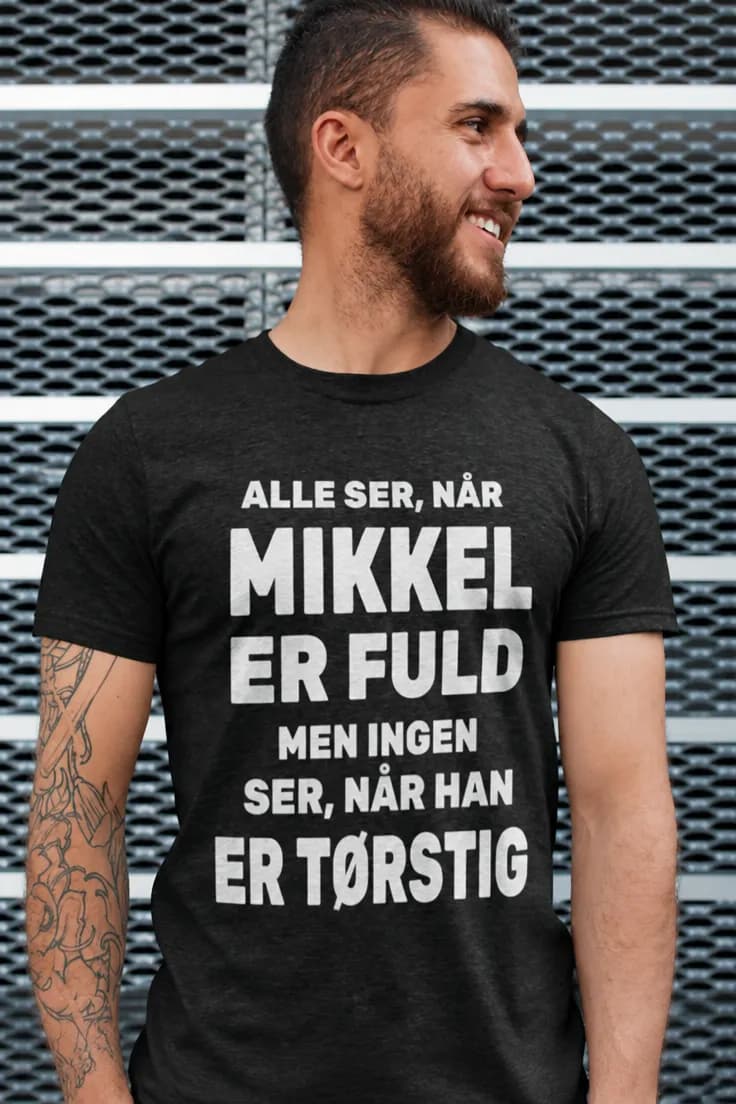 Sjov t-shirt Tørstig med navn – ALLE SER, NÅR