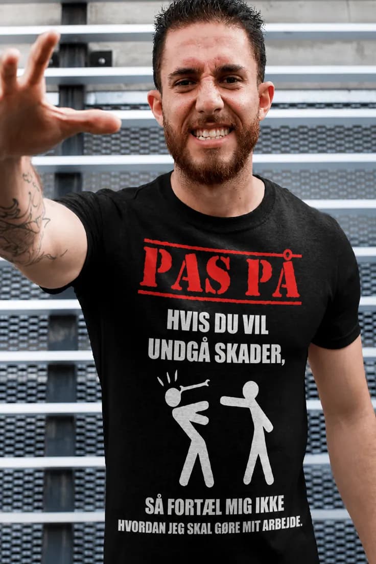 Sjov t-shirt Undgå skader på jobbet – PAS PÅ