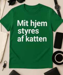 Mit hjem styres af katten - Sjov T-shirt
