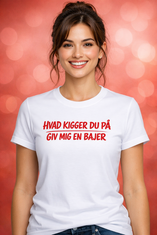 Sjov t-shirt "HVAD KIGGER DU PÅ, GIV MIG EN BAJER"