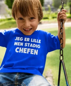 Børne t-shirt Lille chef med teksten JEG ER LILLE MEN STADIG CHEFEN