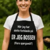 Forklæde Bossen i køkkenet med sjovt køkkenmotiv og trykt tekst