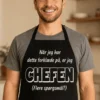 Forklæde Chefen i køkkenet med humoristisk design til gave