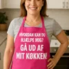 Forklæde ud af mit køkken med teksten HVORDAN KAN DU HJÆLPE MIG? GÅ UD AF MIT KØKKEN!