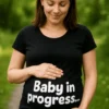 Gravid t-shirt Baby på vej med teksten Baby in progress. som sjov gave til gravid