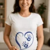 Gravid t-shirt Hjerte med hænder med sødt graviditetsmotiv som gaveidé