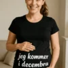 Gravid t-shirt Jeg kommer i december med sjovt graviditetsmotiv og teksten jeg kommer i december