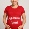 Gravid t-shirt Jeg kommer i juni som gave til babyshower eller fødselsdag