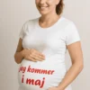Gravid t-shirt Jeg kommer i maj som sjov gave til fødselsdag eller babyshower