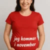 Gravid t-shirt Jeg kommer i november med sjovt graviditetsmotiv og teksten jeg kommer i november