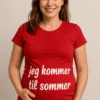 Gravid t-shirt Jeg kommer til sommer med sjovt graviditetsmotiv og teksten jeg kommer til sommer