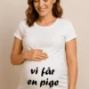 Gravid t-shirt Vi får en pige med teksten vi får en pige
