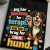 Hundet-shirt med teksten Jeg har ikke brug for terapi. Jeg har brug for min hund. og en glad tegnet hund med pote-high-five