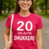 Sjov t-shirt 20 og altid smukkere med teksten 20 OG ALTID SMUKKERE.