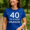 Sjov t-shirt 40 og stadig smukkere med teksten 40 OG STADIG SMUKKERE