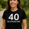 Sjov t-shirt 40 og stadig ung med teksten 40 OG STADIG UNG