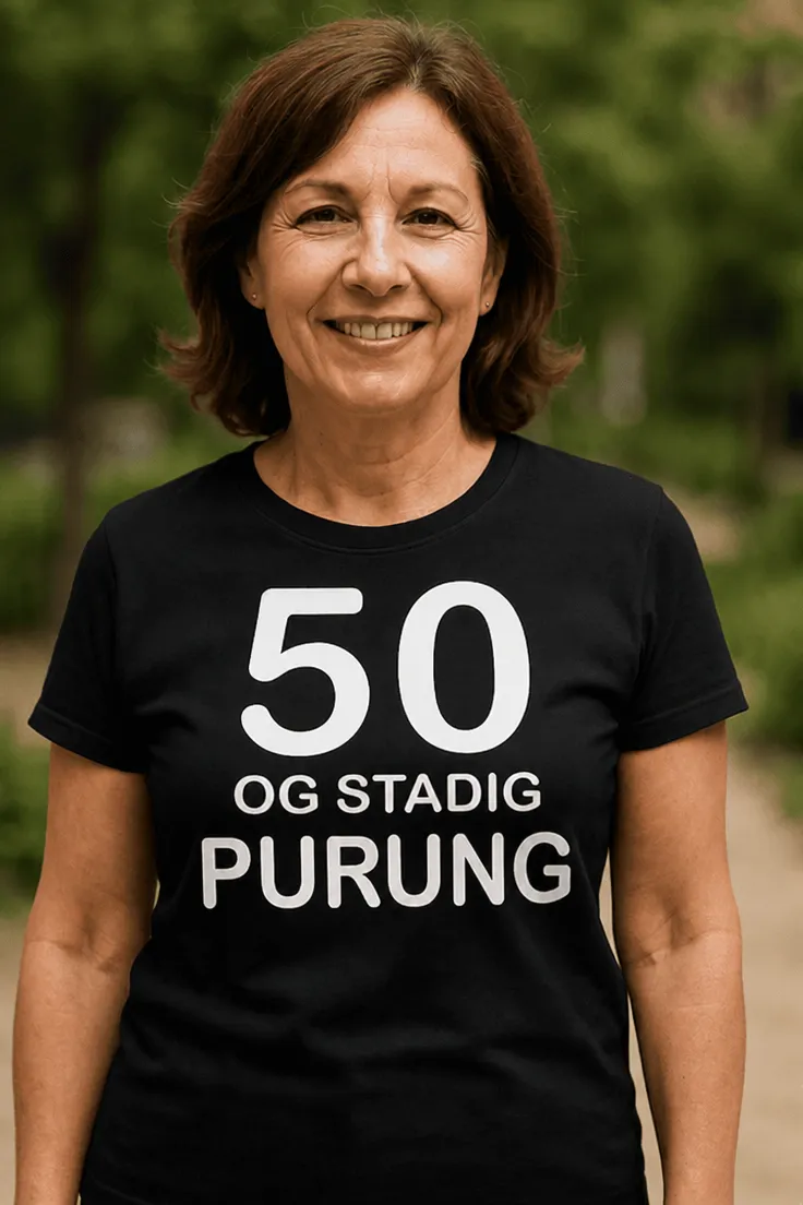 Sjov t-shirt 50 og stadig purung med teksten 50 OG STADIG PURUNG
