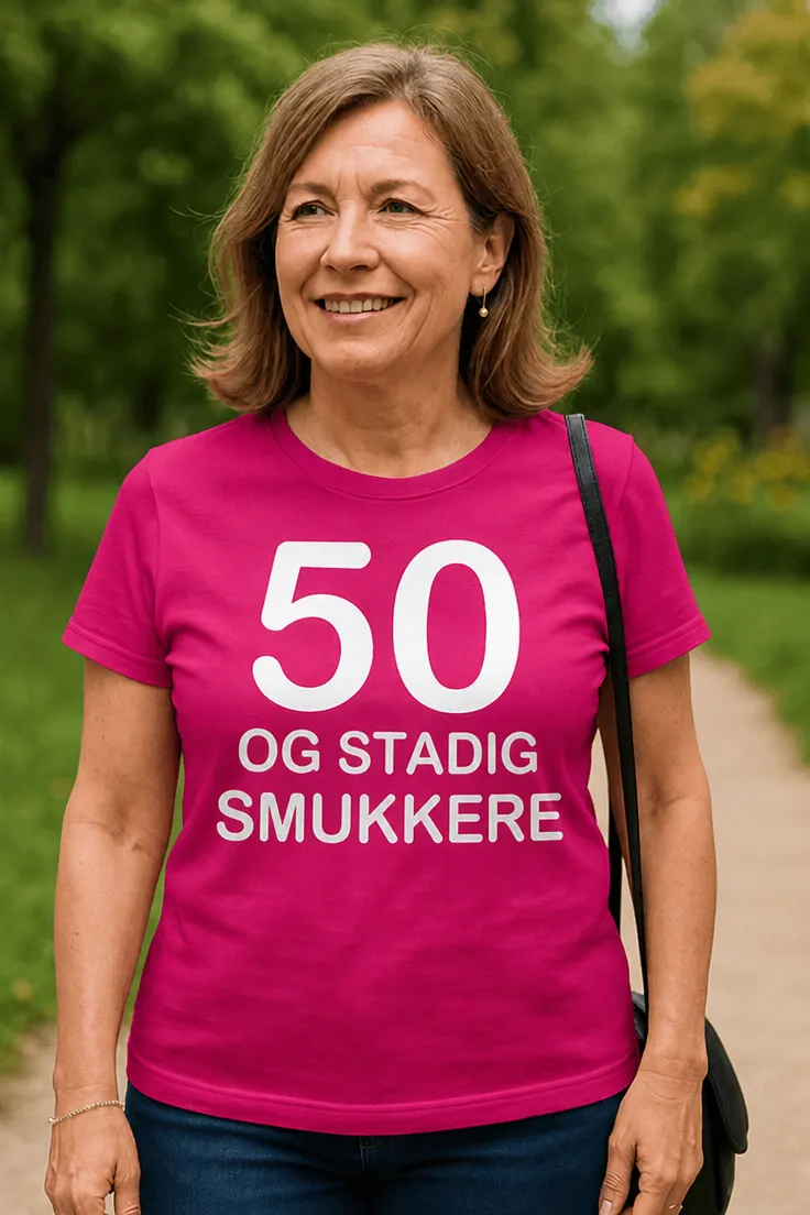 Sjov t-shirt 50 og stadig smukkere med motivet 50 OG STADIG SMUKKERE