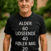 Sjov t-shirt alder 60 udseende 40 med teksten ALDER 60 UDSEENDE 40 FØLER MIG 20