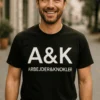 Sjov t-shirt Arbejder og knokler med teksten A&K ARBEJDER&KNOKLER