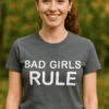 Sjov t-shirt Bad girls bestemmer som gave til fødselsdag eller polterabend