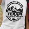 Sjov t-shirt Bjerge er min terapi med teksten JEG HAR IKKE BRUG FOR TERAPI ALT JEG HAR BRUG FOR ER BJERGE