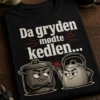 T-shirt med teksten Da gryden mødte kedlen... og et minimalistisk motiv af en gryde og en kedel i en sarkastisk konfrontation.