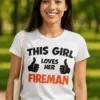 Sjov t-shirt Denne pige elsker sin brandmand med humoristisk gaveidé til brandmands kæreste