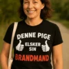 Sjov t-shirt Elsker sin brandmand med teksten DENNE PIGE ELSKER SIN BRANDMAND