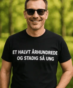 Sjov t-shirt Halvt århundrede stadig ung med teksten ET HALVT ÅRHUNDREDE OG STADIG SÅ UNG
