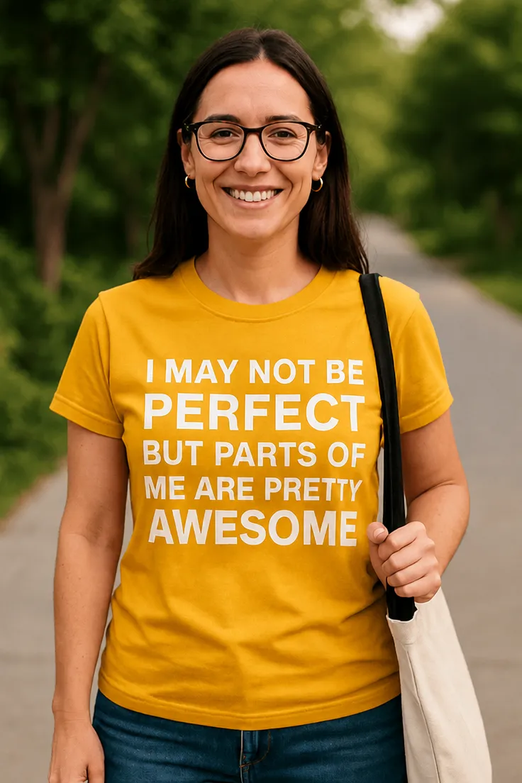 Sjov t-shirt Ikke perfekt men awesome med sloganet I MAY NOT BE PERFECT BUT PARTS OF ME ARE PRETTY AWESOME