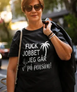 Sjov t-shirt Jeg går på pension med det frække pensionsmotiv og trykket FUCK JOBBET JEG GÅR PÅ PENSION!