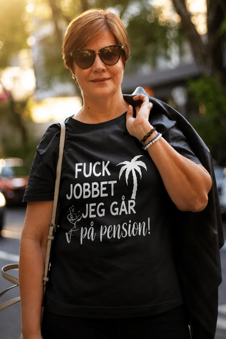 Sjov t-shirt Jeg går på pension med det frække pensionsmotiv og trykket FUCK JOBBET JEG GÅR PÅ PENSION!