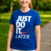 Sjov t-shirt Just do it later med teksten JUST DO IT. LATER. på fronten