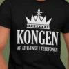 Sjov t-shirt Kongen af telefonsnak med teksten KONGEN AF AT HÆNGE I TELEFONEN