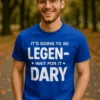 Sjov t-shirt Legendarisk vent på det med teksten IT'S GOING TO BE LEGEN- ◇ WAIT FOR IT DARY.