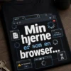 Sjov T-shirt med teksten "Min hjerne er som en browser..." og et moderne tech-inspireret motiv med browserfaner, loading-symboler og små pop-up elementer.
