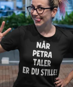 Sjov t-shirt Når jeg taler med navn med teksten NÅR PETRA TALER ER DU STILLE!
