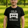 Sjov t-shirt Old school som gave til fødselsdag for nostalgiker med humor