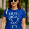 Sjov t-shirt Pas på jeg bider med teksten CAREFUL, I BITE.. på trykt design