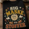 Vintage parody T-shirt med teksten "SIG MÅSKE TIL STOFFER", centreret retro PSA-design i slidte 70'er-farver med shrugging cartoon og spørgende humor.