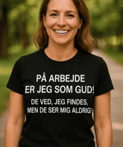 Sjov t-shirt Som Gud på arbejde med humoristisk tekst til kollega eller gave