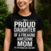 Sjov t-shirt Stolt datter med humoristisk gavebudskab til mor og datter