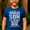 Sjov t-shirt Stolt søn med teksten I'M A PROUD SON OF A FREAKING AWESOME MOM YES, SHE BOUGHT ME THIS SHIRT