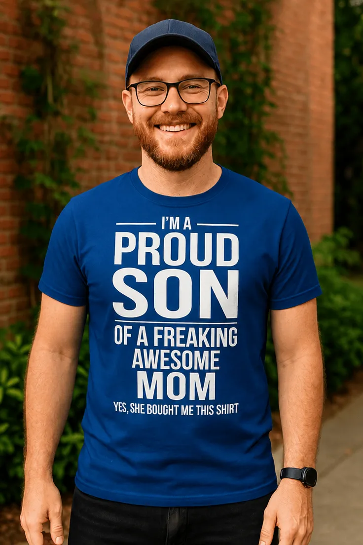 Sjov t-shirt Stolt søn med teksten I'M A PROUD SON OF A FREAKING AWESOME MOM YES, SHE BOUGHT ME THIS SHIRT