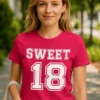 Sjov t-shirt Sweet 18 med teksten SWEET 18 på trykket